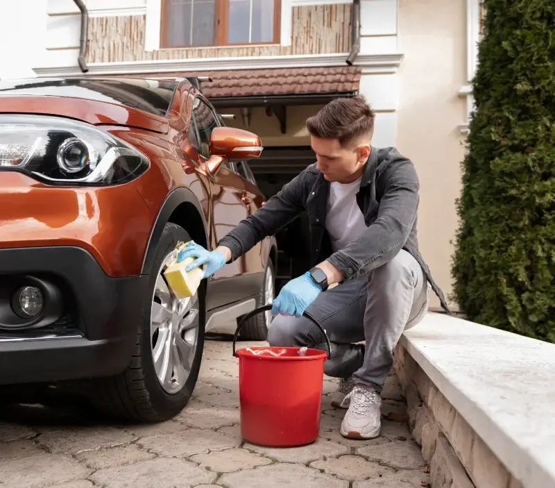Lavage auto à domicile Saint-Martin-d'Entraunes : professionnel intervenant sur un véhicule